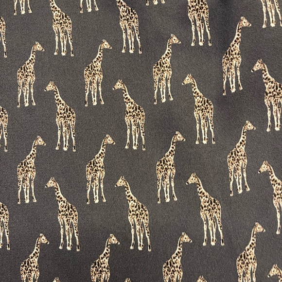 H&M Giraffe V Neck Loose Fit Giraffe Print Top - Picture 6 of 6
